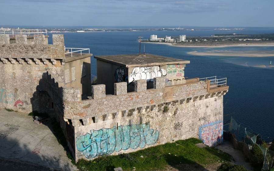 O Forte Velho do Outão, conhecido como 7.ª Bateria, fica em plena serra da Arrábida, no parque natural.