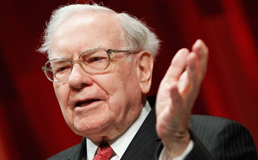 Warren Buffett controla a Berkshire Hathaway.