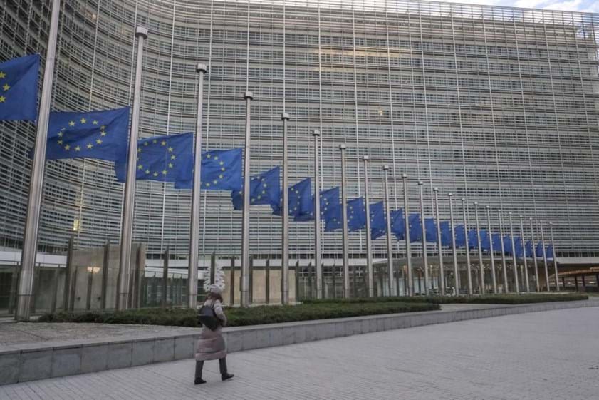 Parlamento Europeu com bandeiras a meia haste em homenagem a Sassoli