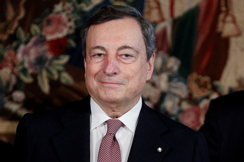 Mario Draghi - Atual primeiro-ministro - Menos poder, por mais tempo. Foi o presidente do Banco Central Europeu (BCE) que ficou conhecido como o salvador do euro quando prometeu que tudo faria para resolver a crise das dívidas soberanas. Após ter deixado o cargo, Mario Draghi (atualmente com 74 anos) foi chamado a resolver um impasse governativo em Itália, tendo-se tornado primeiro-ministro do país em fevereiro de 2021. Agora, poderá saltar para o cargo de Presidente, liderando o Estado durante a implementação do plano de recuperação e resiliência.
