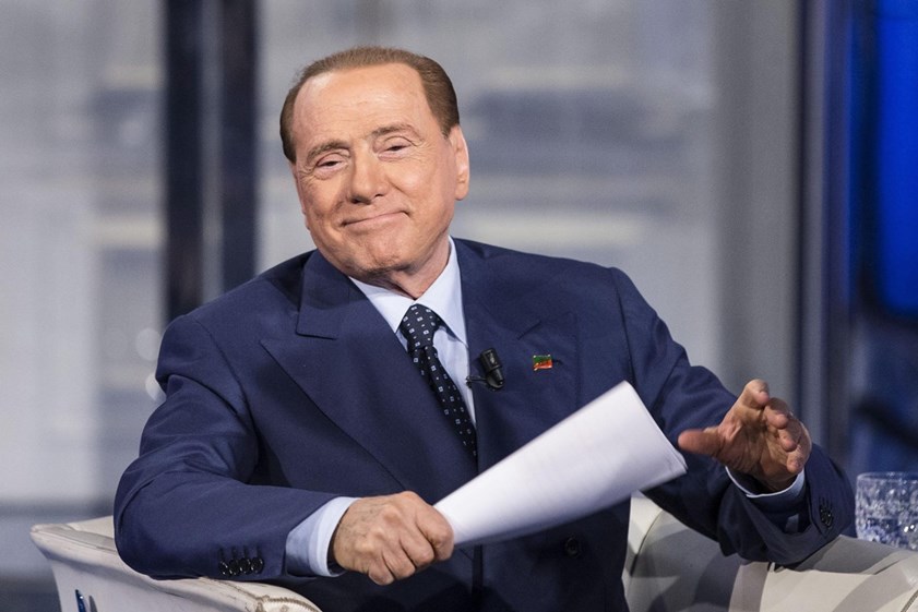 Silvio Berlusconi - Ex-primeiro-ministro - A nomeação que gera divisões. Ainda não há qualquer acordo entre os partidos que dê um sinal claro sobre o resultado eleitoral, mas o centro-direita juntou-se para apontar Silvio Berlusconi como candidato. Aos 85 anos, o antigo primeiro-ministro deixou em aberto a hipótese de ocupar a posição. Dados os escândalos que o envolvem e as condenações por fraude, é uma escolha polémica que divide os partidos (a esquerda e centro-esquerda recusaram juntar-se ao acordo), pelo que não deverá ser eleito nas primeiras rondas.