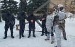 Ucrânia/Rússia: Civis armados com armas de madeira treinam em Kiev 
