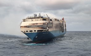 Navio que se incendiou ao largo dos Açores com Porsches a bordo começou a ser rebocado