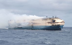 Navio com carros ao largo dos Açores continua a arder