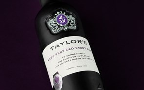 Taylor’s celebra jubileu de Isabel II com um “very very” a 490 euros a garrafa 