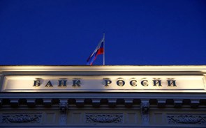 Banco central russo sobe taxa de juro para travar inflação e fortalecer rublo