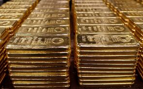 Ouro cai de máximos de oito meses. Euro sobe