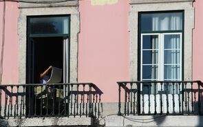 pessoas, janela, casa, lisboa, confinameto