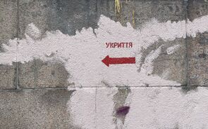 Setas vermelhas indicam caminho para abrigos em Kiev