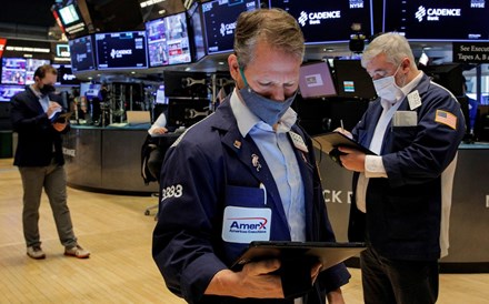 Wall Street fecha mista com Fed a atenuar impacto de fantasma russo