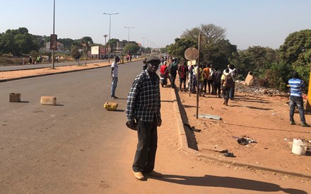 O descrédito ajuda a puxar a Guiné-Bissau para o fundo