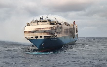 Navio que se incendiou ao largo dos Açores com Porsches a bordo começou a ser rebocado