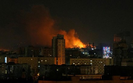 Edifício residencial atingido por míssil em Kiev