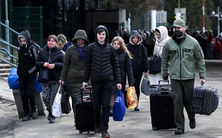 ONU diz que mais de 120 mil pessoas já fugiram da Ucrânia para os países vizinhos