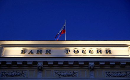Banco central russo sobe taxa de juro para travar inflação e fortalecer rublo