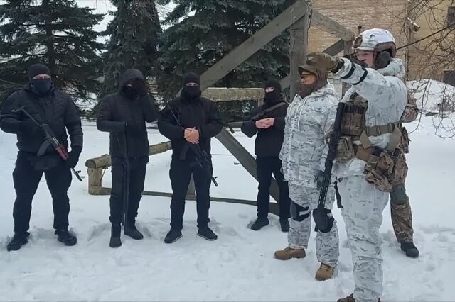 Ucrânia/Rússia: Civis armados com armas de madeira treinam em Kiev 