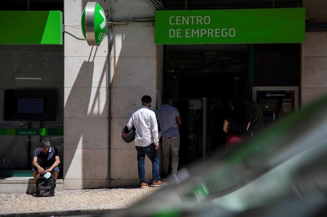 Mais velhos compensaram queda do emprego jovem