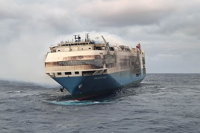 Navio que se incendiou ao largo dos Açores com Porsches a bordo começou a ser rebocado
