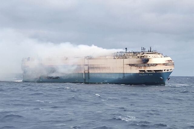 Navio mercante ao largo dos Açores 'sem focos de incêndio visíveis'