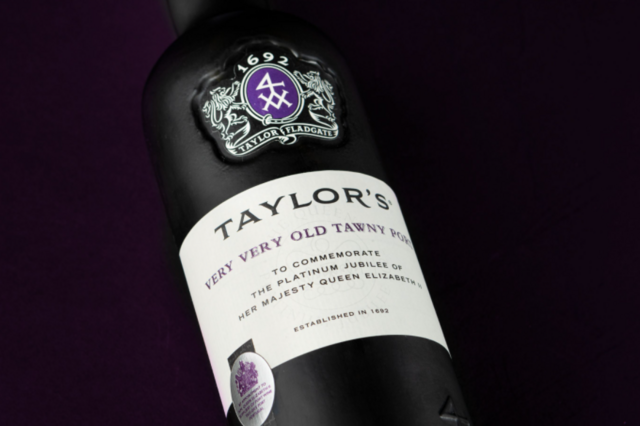 Taylor’s celebra jubileu de Isabel II com um “very very” a 490 euros a garrafa 