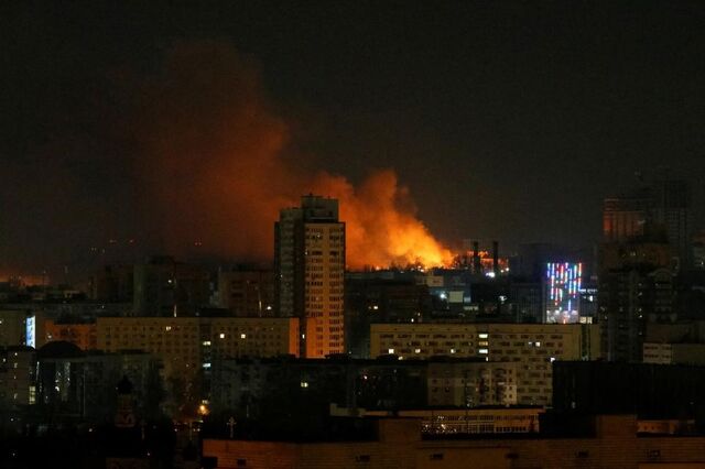 Edifício residencial atingido por míssil em Kiev