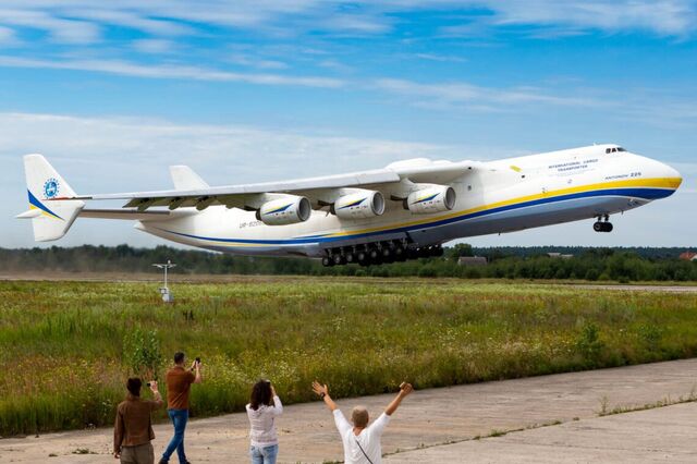Forças russas destroem maior avião de carga do mundo perto de Kiev