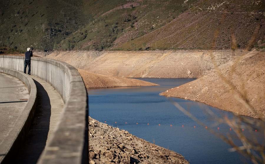 Os efeitos da seca são visíveis, por exemplo, nos baixos níveis de água da Barragem do Alto Lindoso.