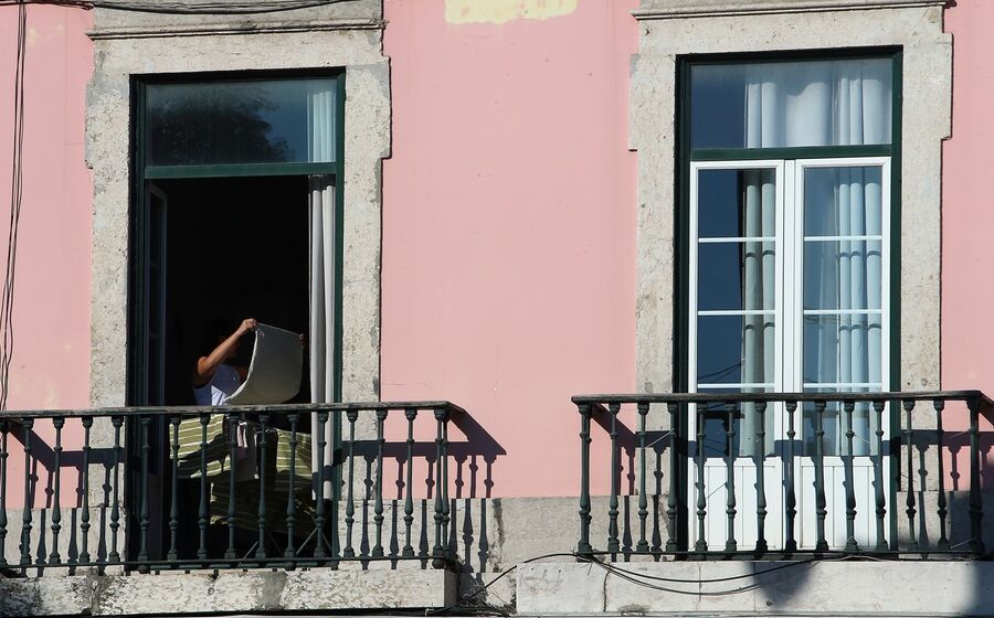 pessoas, janela, casa, lisboa, confinameto