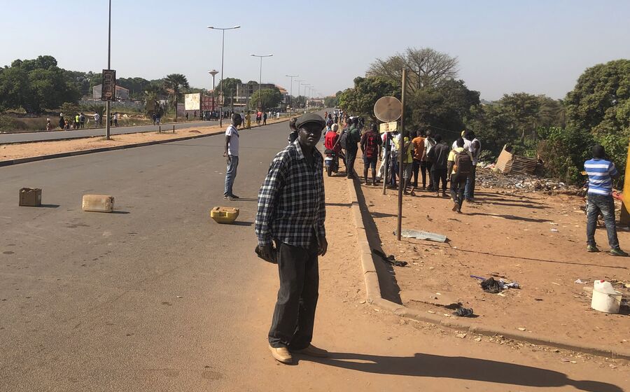 Militares dizem querer restaurar a ordem pública.
