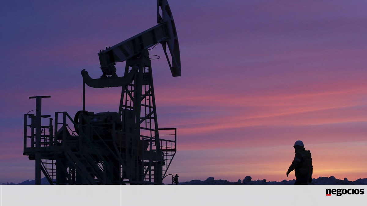 La producción de petróleo de Rusia caerá un 25%, dice la AIE
