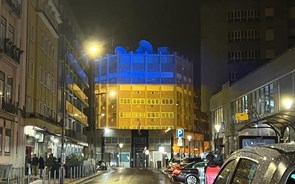 Embaixada da Rússia em Lisboa iluminada com as cores da Ucrânia