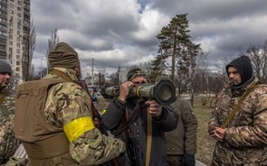 Bolsas europeias têm primeiro ganho semanal desde início da guerra. Biden retira à Rússia estatuto de nação mais favorecida