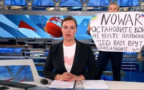 Mulher protesta contra guerra em direto na TV estatal russa