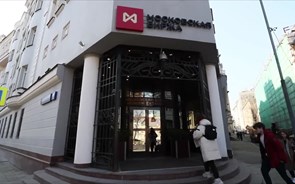 Ucrânia: Bolsa de Moscovo reabre com uma subida de 4,4% 