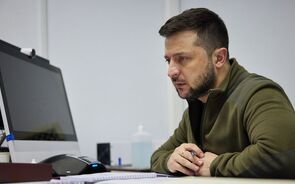 Zelensky acusa forças russas de se apoderarem de ajuda humanitária