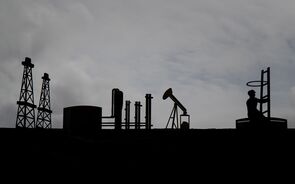 Petróleo valoriza, mas pode não ser suficiente para semana positiva