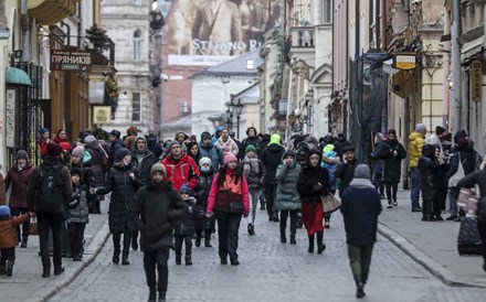 Com russos ainda longe, Lviv é reduto de “vida normal” onde refugiados não param de chegar