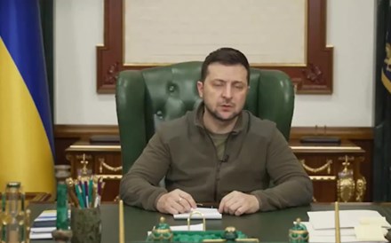 Zelensky diz que ataque a hospital pediátrico é prova de genocídio