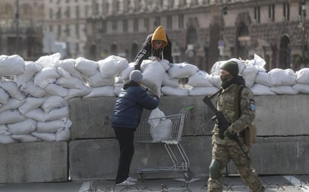 Combates intensificam-se nos arredores de Kiev. Kherson controlada pelos russos e colunas de armas para a Ucrânia são alvo