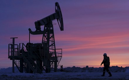 Produção de petróleo da Rússia vai encolher 25%, estima AIE