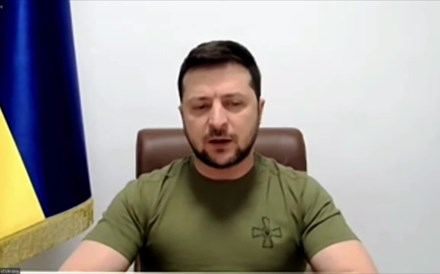 Zelensky cita Pearl Harbor e ataques de 11 de setembro ao falar ao Congresso dos EUA