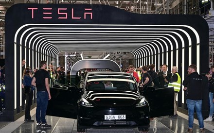 Tesla vai ter de reparar mais de 129 mil viaturas devido a problema nos ecrãs