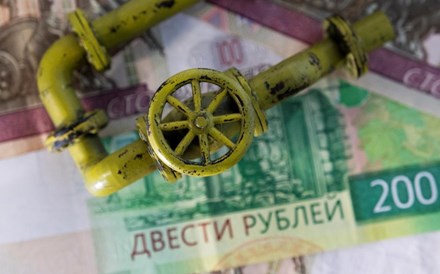 Gás tomba à medida que mais empresas avaliam pagar em rublos