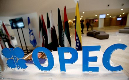 OPEP+ pode cortar a oferta em dois milhões de barris por dia