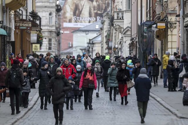Com russos ainda longe, Lviv é reduto de “vida normal” onde refugiados não param de chegar