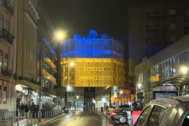 Embaixada da Rússia em Lisboa iluminada com as cores da Ucrânia