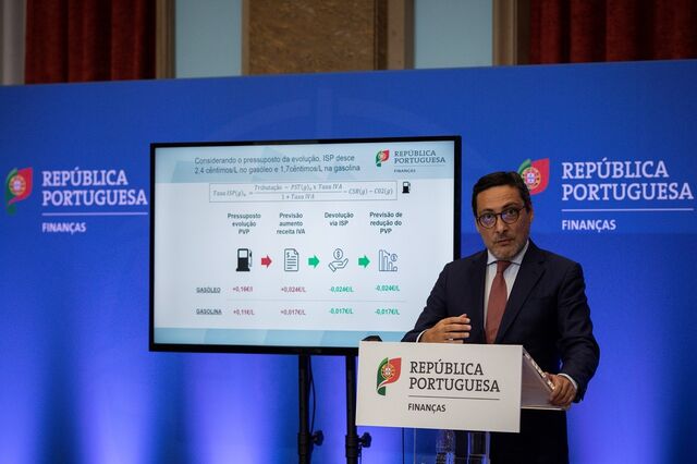 Governo admite ir mais longe para travar subida de preços dos combustíveis