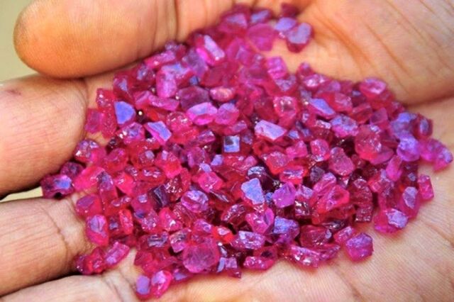 Leilão de rubis moçambicanos rendeu mais de 64 milhões de euros