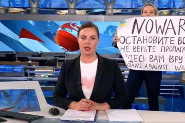 Jornalista russa que interrompeu telejornal demite-se de canal de televisão