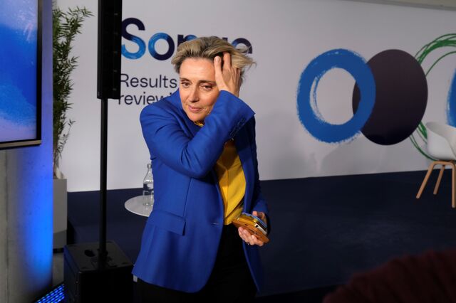 Cláudia apresenta contas da Sonae vestida com as cores da Ucrânia e fecha negócios na Rússia